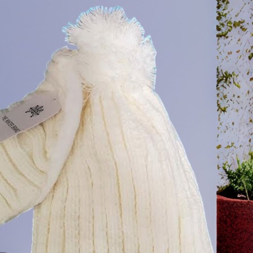 WHITE WINTER CAP WITH FACEMASK NIP